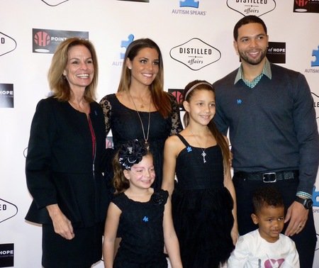 Deron Williams and Wife Spread Holiday Cheer